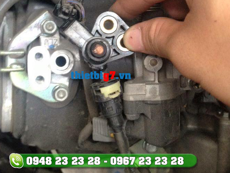 thao-kim-phun-ra-khỏi-xe