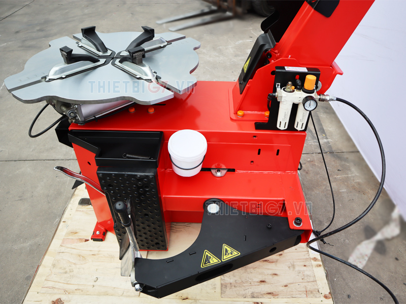 Máy tháo vỏ SunTek LP-990 trang bị kèm theo hộp sáp bôi trơn theo máy.